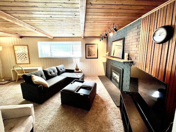 Spacious Retreat W/ Hot Tub, Fireplace, Remodeled Kitchen. Perfect For Families! - エドモンズ, WA