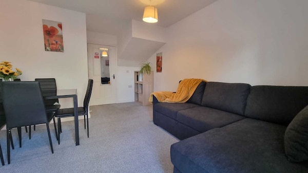 A Modern And Spacious Home. Close To Luton Airport, L And D Hospital And  M1. - Luton