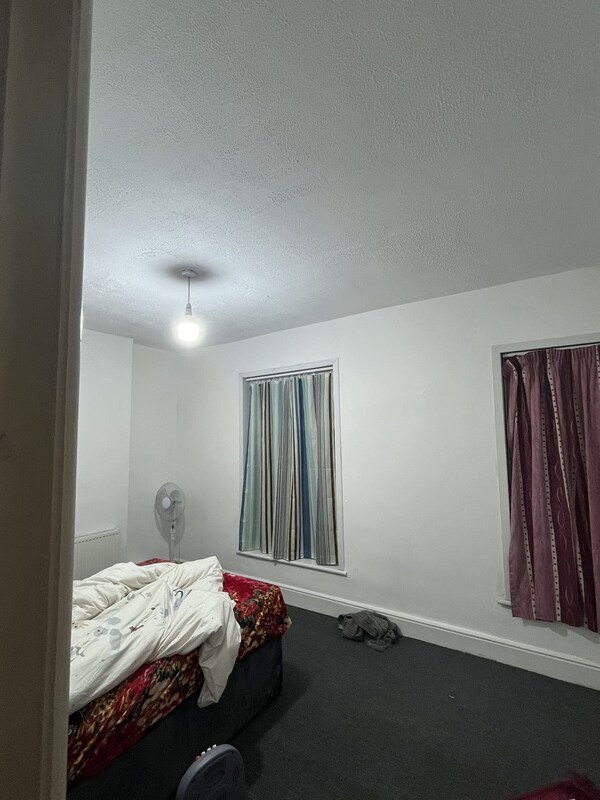 Furnished 2 Bedroom House With Garden Aswell I Stay Here Normally With Family. - Hull