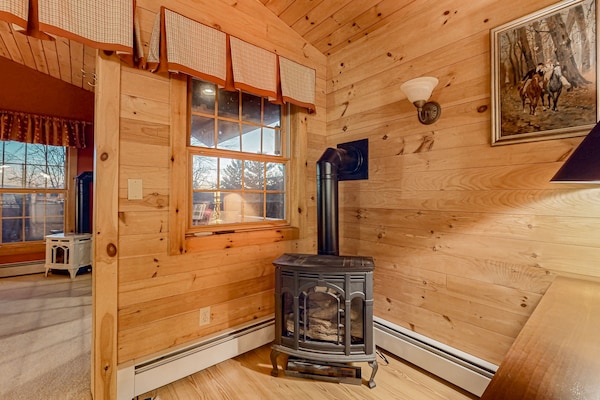 Mountain Cabin By Skiing With Fireplaces & Well-equipped Kitchen - Dog-friendly - Jamaica, VT