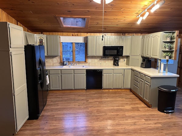 Spacious, Family And Pet Friendly Getaway In The White Mountains. - Bradford, VT