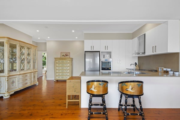 River View Oasis | Spacious 3-bed House With Pool - Hunters Hill