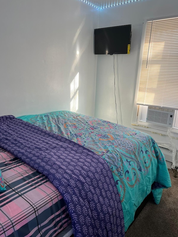 Cozy 3 Bedroom Home.  5 Min  To The  Park, Bus Station And Train Station. - Newark, NJ