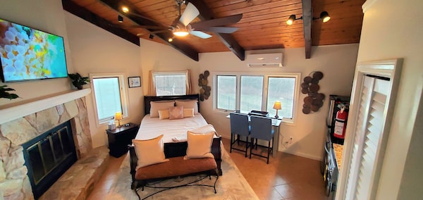 Live The Life! Stunning Private Studio Guest Suite In An Avon Mountain Mansion! - Farmington, CT