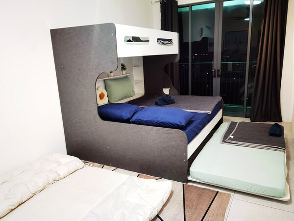 Comfy Suite Room With 1 Bedroom And 1 Living Room - Perai