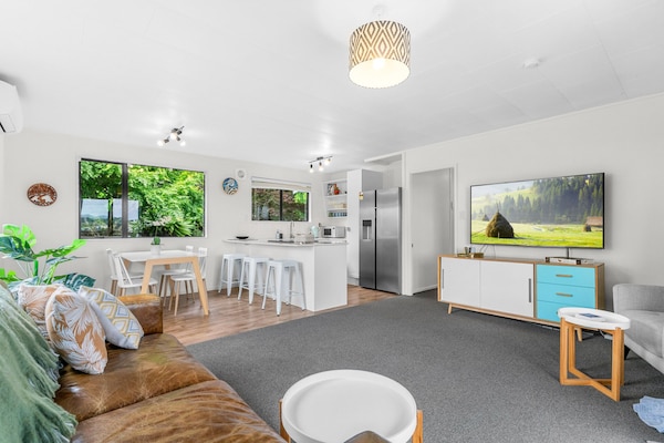 Sunrise Point - Snells Beach Holiday Home - Warkworth