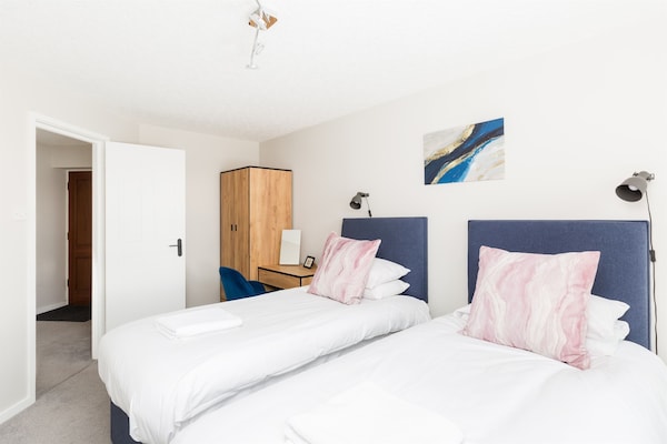 Fashionable 2 Bed Flat, Private Parking, Wi-fi - Royal Leamington Spa