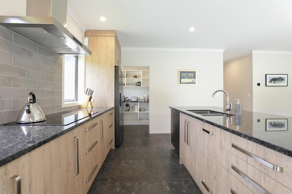 All Inn - Three Bedroom, Two Bathrooms | Easy Ride To The Forest - Bay of Plenty