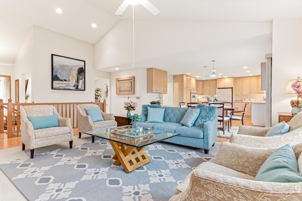 Minne-getaway: Oak Ridge Estate, Southwest Twin Cities Luxury Home Stay - Apple Valley, MN