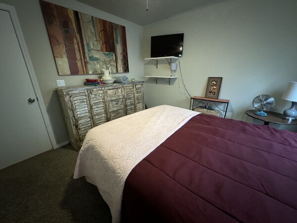 Stay Play & Vibe In The Paseo Arts District - Paseo Sleeper Room - The Village, OK