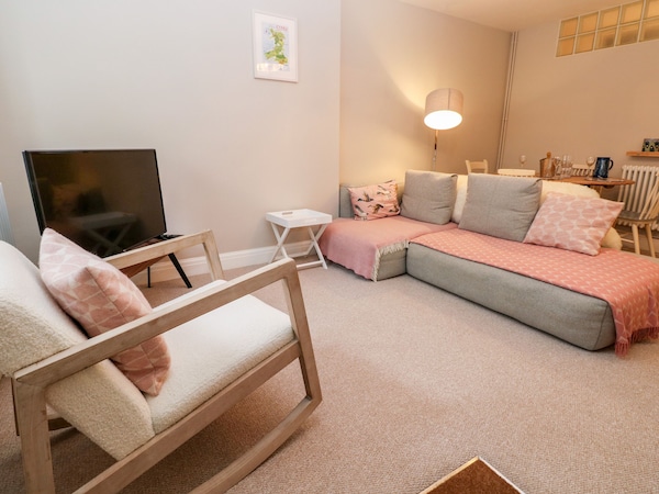 Flat 1, Belmont, Pet Friendly, Character Holiday Cottage In Tenby - Tenby