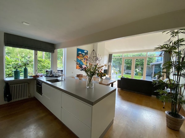 Luxury Corner House With 3 Bedrooms, Private Garden And Private Parking. - Alkmaar