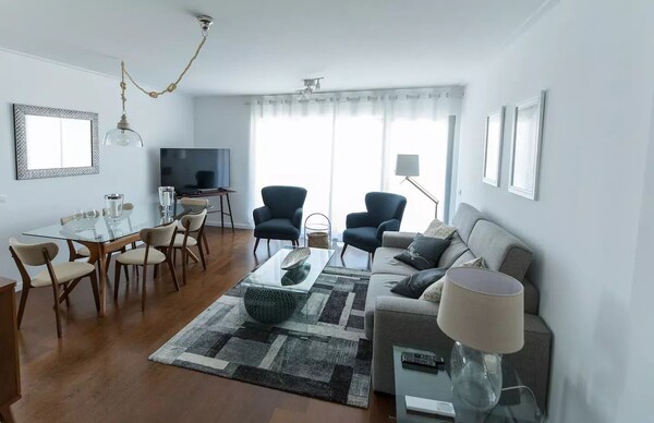 Charming Apartment With Balcony &Pool - Aéroport de Lisbonne Portela (LIS)