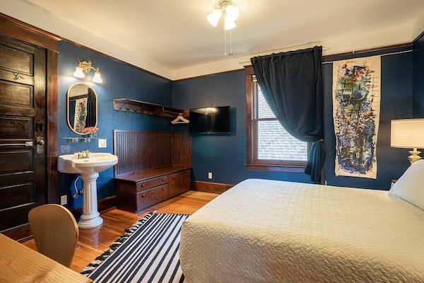 Charming Room In Victorian Bnb Parking Avail (Rm3) - Bothell, WA