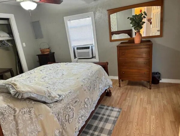 Cozy One Bedroom Cottage - Wichita Falls, TX