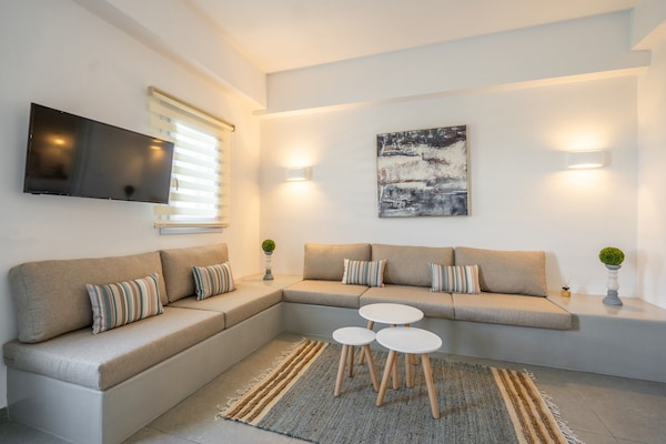Warm Family Apartment - 2 Bedrooms, Cozy Comfort. - Santorini