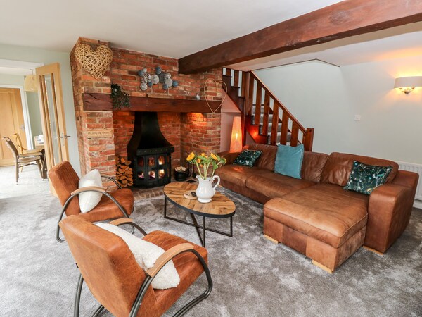 Northern Byre, Pet Friendly, Character Holiday Cottage In Sopley - Highcliffe