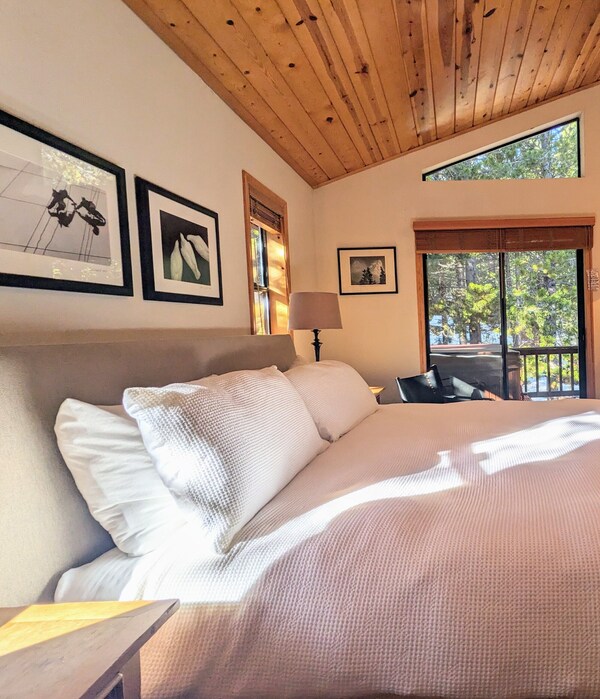 Bright & Private In Tahoe Donner + Hot Tub, Deck, Pet-friendly - Truckee, CA