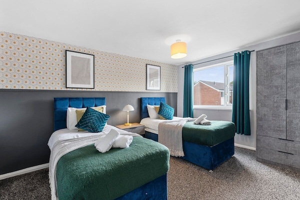 Sleek And Stylish 3 Bed House - Great Location - Bolton, UK