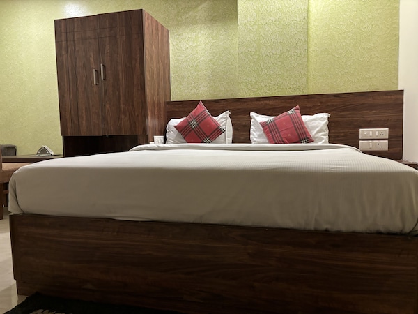 Nestled In Serene Locale, Offers An Intimate Retreat With Personalized Service. - Panchkula