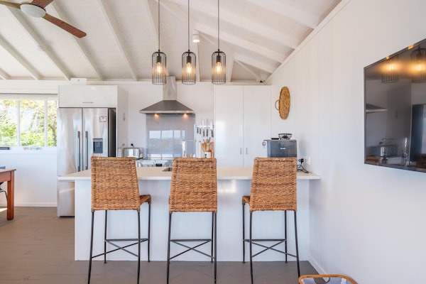 Gulf Island Views - Welcome To Gulf Island Views, A Beautifully Restored Premium Holiday Cottage With Incredible Views Of The Hauraki Gulf. With Two Bedrooms And One Bathroom This Is Perfect For A Family Of Four Or Two Couples To Share. - Waiheke Island