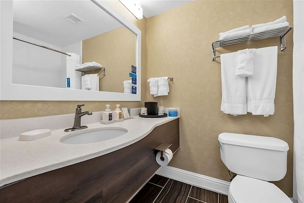 Great Amenities Onsite! Outdoor Pool And Terrace, Free Continental Breakfast - Fairfield, CA