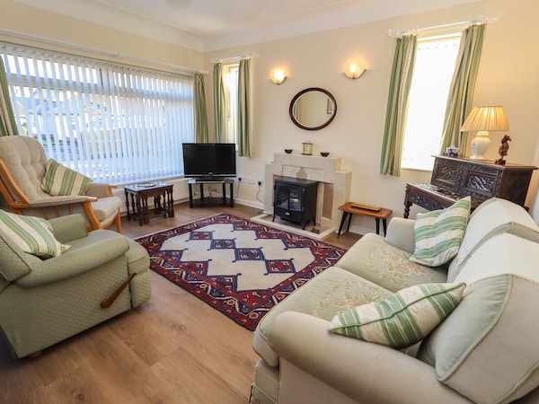 4 Venables Road, Family Friendly, Character Holiday Cottage In Blacon - Chester