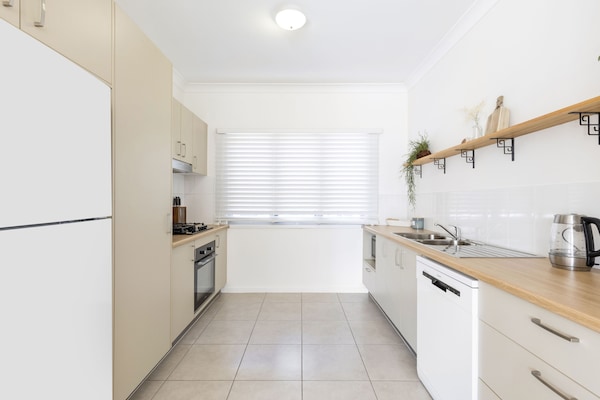 Central & Homely Townhouse - Groups + Families - 600m Walk To Beach - Hervey Bay