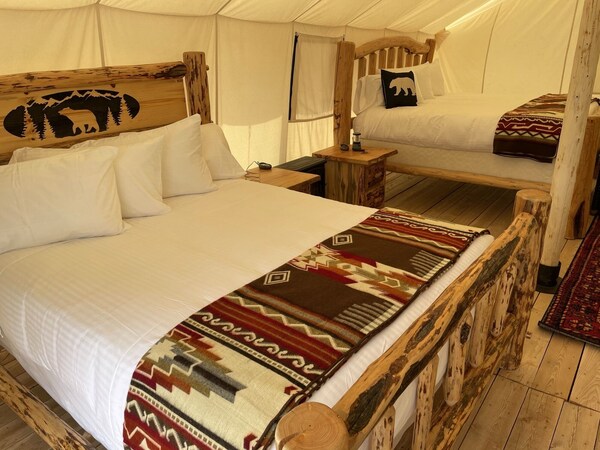 Glamping Tent In Paradise Valley Only 27 Miles From Yellowstone National Park - Yellowstone National Park, WY