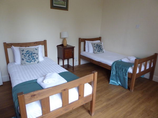 Rose Cottage (Auchendennan) - Sleeps 4 Guests  In 2 Bedrooms - Loch Lomond