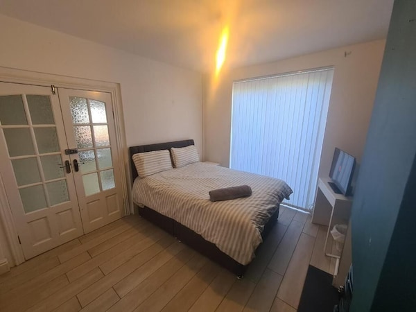 Impeccable 4-bed House In Bilston - Wolverhampton