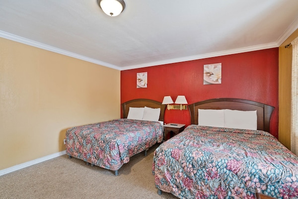 Comfortable Stay With Free Onsite Parking, Pet-friendly Accommodation - Beeville, TX