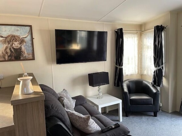Premium 2 Bed Caravan Sleeps 6 With Huge Decking - Clacton-on-Sea