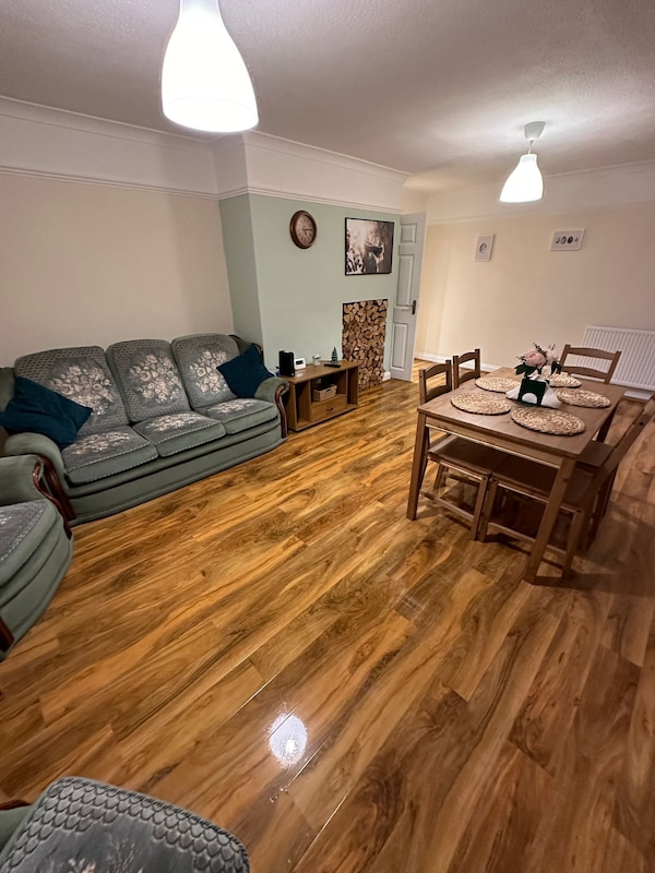 The Kilnwood House - Cosy 3-bedroom House Close To Gatwick & Crawley Town Centre - Crawley