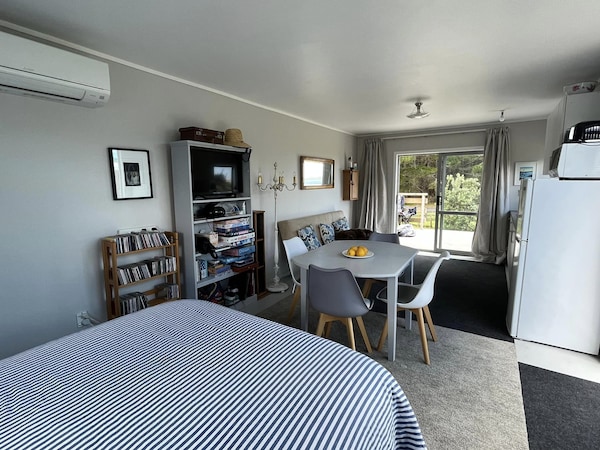 The Wee Crib With Water Views And Pet Friendly - Raglan