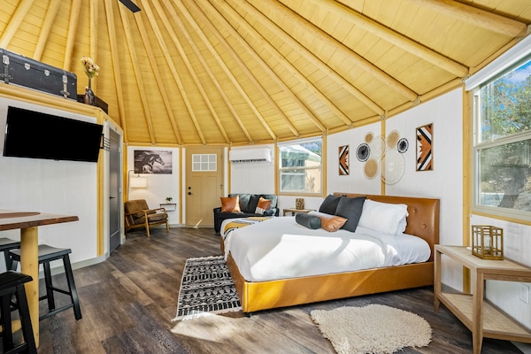 Cozy Glamping Experience With Clear Domes, Hot Tubs, & Picnic Tables - Canyon Lake, TX