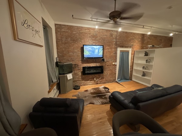 Downtown Loft. In Poughkeepsie.  Walking Distance To Civic Center. Pet Friendly - ハイド・パーク, NY