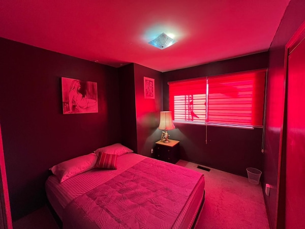 Cozy Artistic Bedroom In A Bunglow Best Price In Delta - Delta