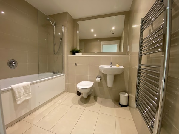 Berks Luxury Serviced Apartments-rwh51, 1 Bedroom, Free Gym, Wifi & Parking - Bracknell
