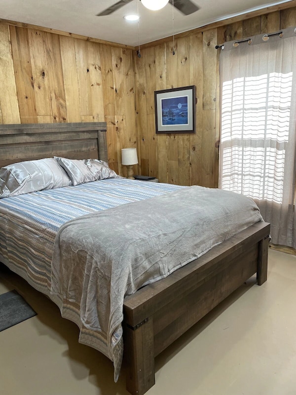 The Crappie-2 Bedroom Cabin With Spacious Parking - Grenada, MS