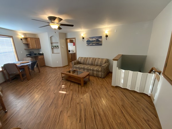 High End King  Suite C\/w Living Room, 2 Fireplaces, 2 Smart Tvs, Kitchenette. - Three Hills