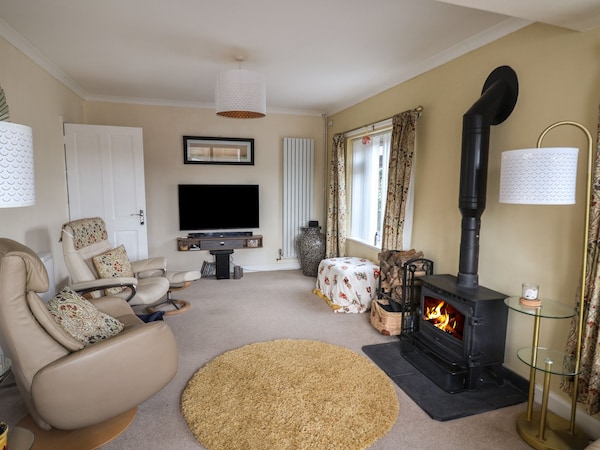 Wayside, Pet Friendly, With Hot Tub In Seaton, Devon - Beer