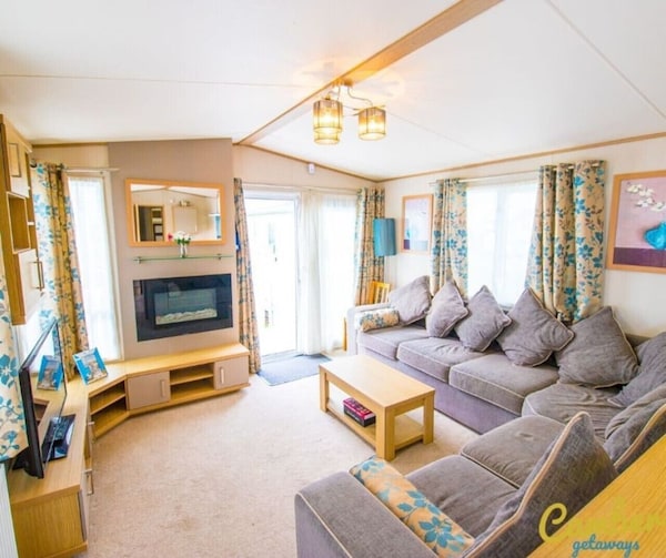 Mp639 - Camber Sands Holiday Park - 3 Bedroom \/ Sleeps 8 - Large Gated Decking - Close To Facilities - キャンバー・サンズ