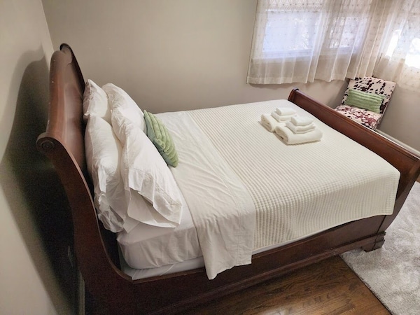 Sunlit Oasis: Family Friendly Suburban Private 4 Bedroom Retreat - Maple Grove, MN