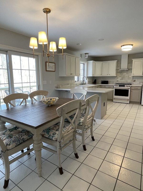 Spacious 4bd Family Home In Mystic - Walk To Downtown Shops And Restaurants - Misquamicut, RI