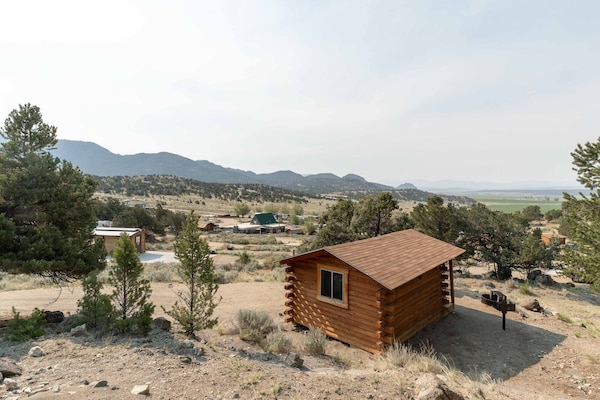 1 Room Dry Camping Cabin. Sleeps Up To 4 In One Queen Bed And A Set Of Twin Bunks (Bunk Bed Linens Provided Upon Request). - Buena Vista, CO