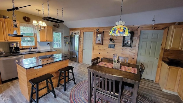 Vasha Is A Cozy Pet-friendly Lake House For Relaxing In A Secluded Location. - Deerfield, NH