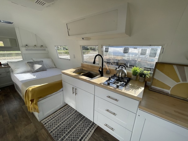 Newly Updated Airstream With Modern Amenities On The Bank Of The Colorado River. - Grand Junction, CO