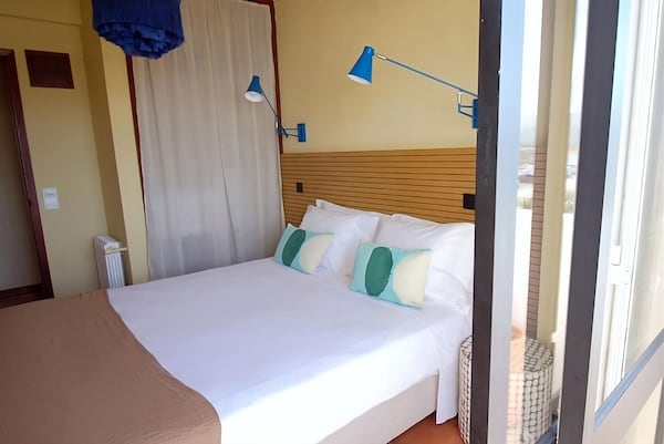 Beachfront Hotel! Pet-friendly Accommodation With Balcony, Free Parking! - Colares
