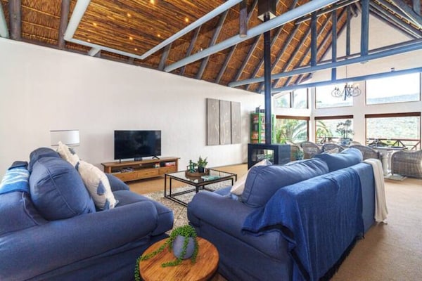 Relax In Our Stunning Mountainside Wood Cabin Minutes From The Beach! - Cape Town